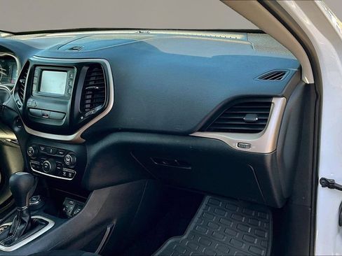 Used 2017 Jeep Cherokee Latitude AWD/4WD image 23