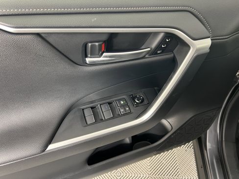 Used 2020 Toyota RAV4 Limited image 19