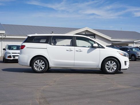 Used 2018 Kia Sedona L image 2