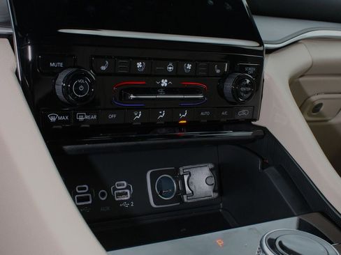 New 2025 Jeep Grand Cherokee L Limited image 24