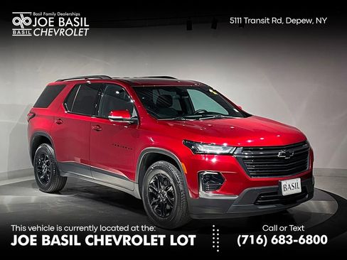 Used 2023 Chevrolet Traverse LT FWD image 1