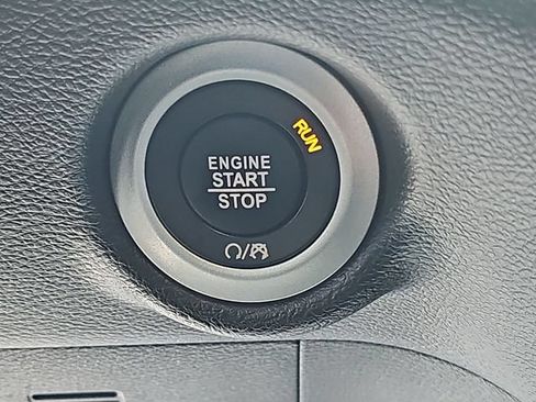 Used 2025 Chrysler Pacifica Select FWD image 18