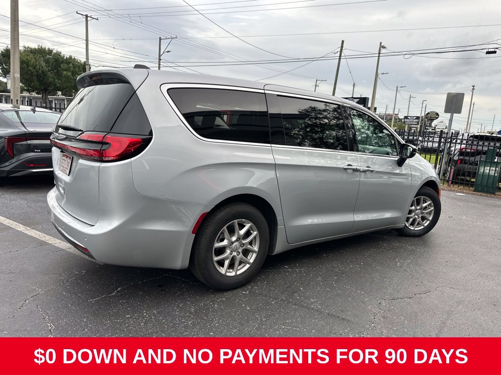 Used 2026 Chrysler Pacifica Select FWD image 3