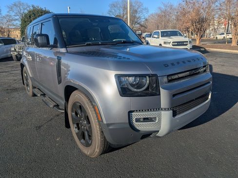 Used 2023 Land Rover Defender 110 SE image 2