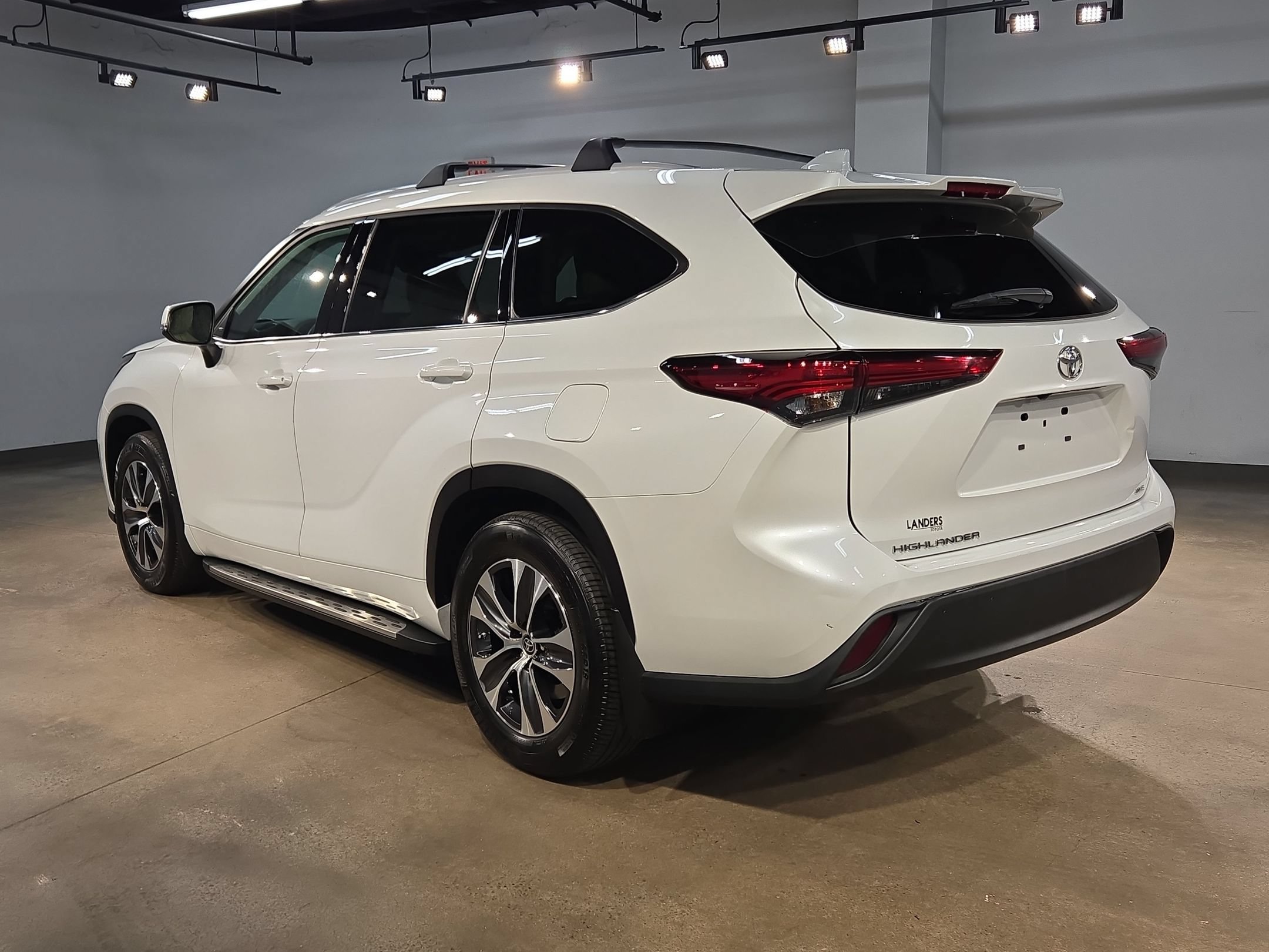 Used 2022 Toyota Highlander XLE FWD image 5