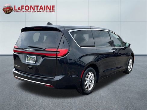 Used 2023 Chrysler Pacifica Touring-L image 7