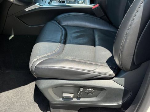 Used 2020 Ford Explorer Platinum w/ Premium Technology Package AWD/4WD image 24