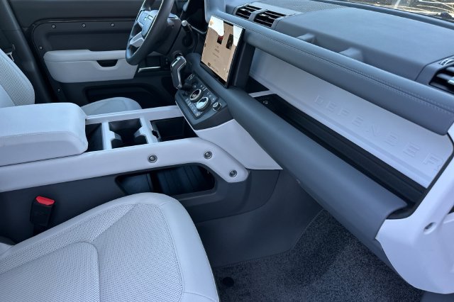 Certified 2025 Land Rover Defender 130 X-Dynamic SE AWD/4WD image 16