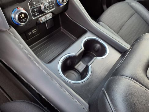 Used 2024 GMC Yukon SLE image 24