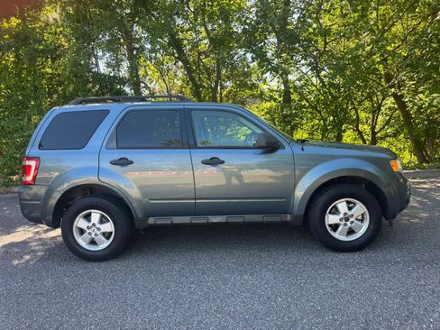 Used 2010 Ford Escape XLT AWD/4WD image 3