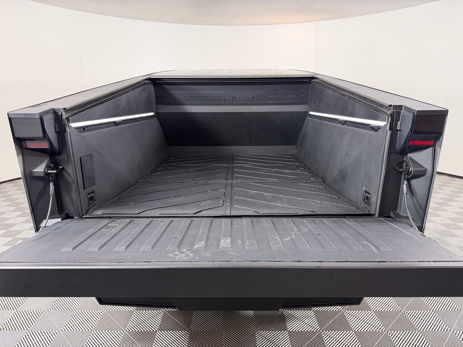 Used 2024 Tesla Cybertruck AWD Crew Cab image 12
