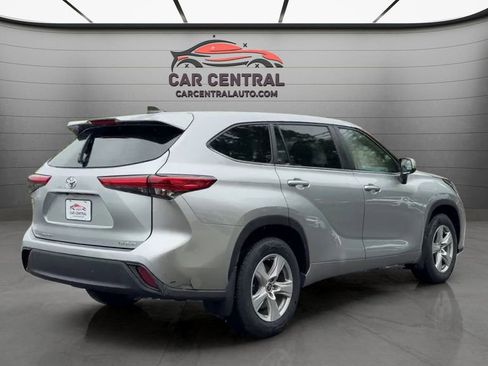 Used 2023 Toyota Highlander LE AWD/4WD image 6