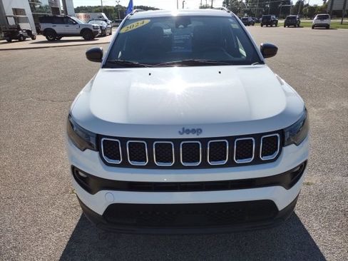 Used 2024 Jeep Compass Latitude AWD/4WD image 9