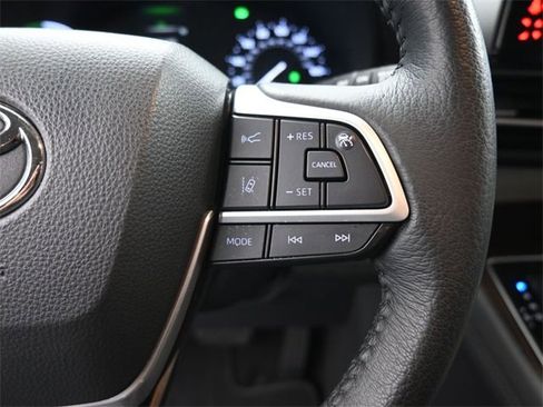 Used 2022 Toyota Sienna XLE image 2