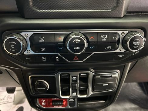Used 2021 Jeep Gladiator Mojave AWD/4WD image 17