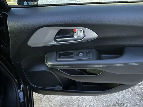Used 2023 Chrysler Pacifica Limited w/ S Appearance Package image 12