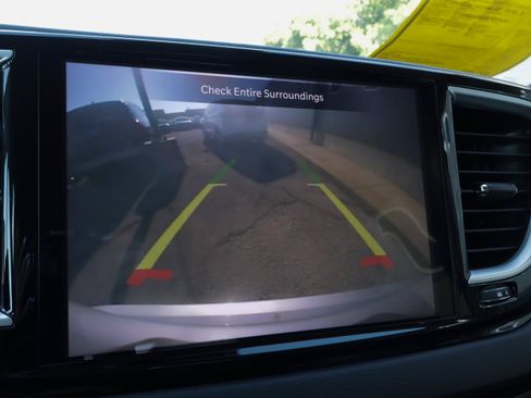 Used 2023 Chrysler Pacifica Touring-L FWD image 12