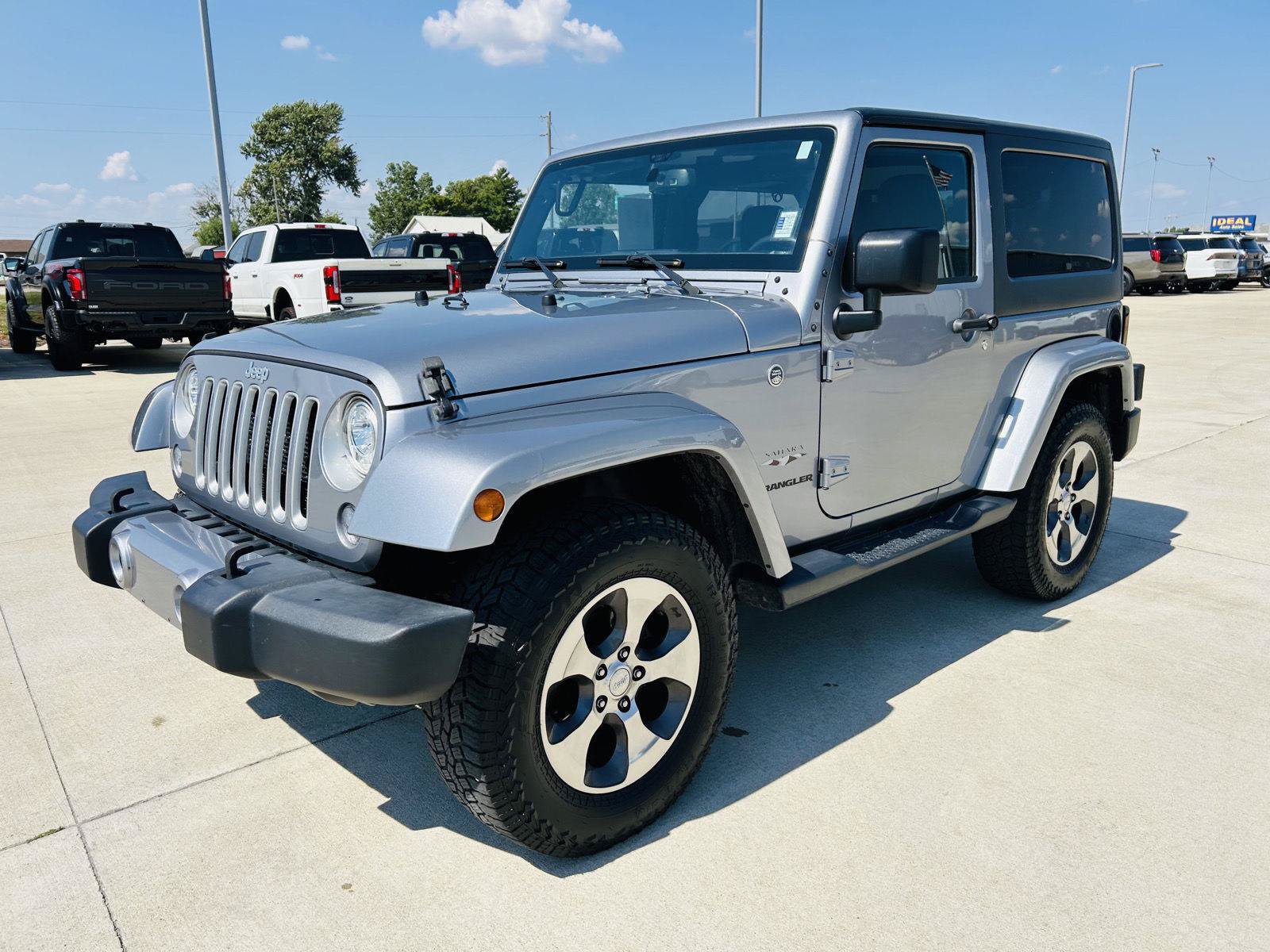 Used 2017 Jeep Wrangler Sahara w/ Connectivity Group AWD/4WD image 24