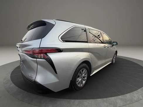 Used 2022 Toyota Sienna LE image 5