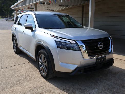Used 2024 Nissan Pathfinder SV FWD image 4