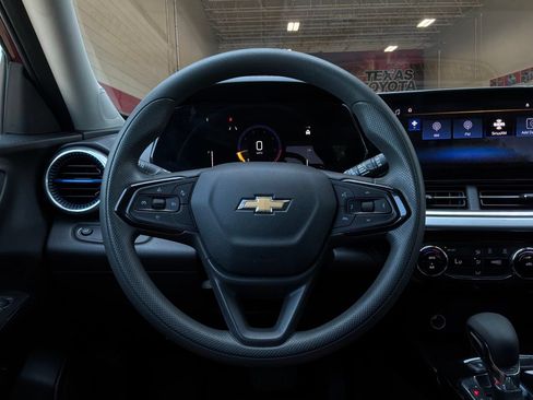 Used 2025 Chevrolet Trax LT FWD image 30