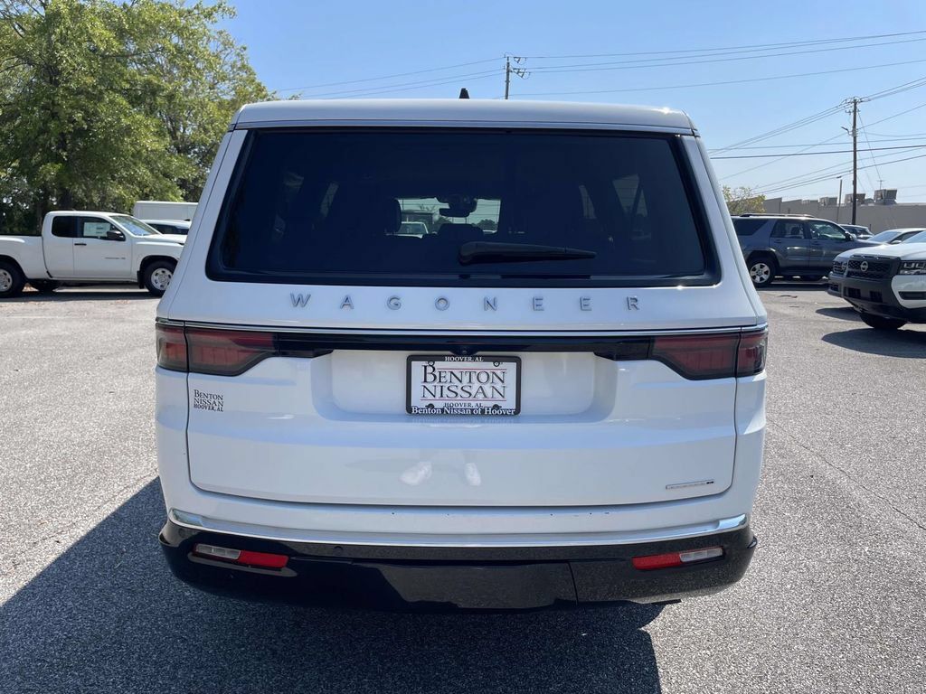 Used 2024 Jeep Wagoneer L Series II w/ Flexible Seating Group AWD/4WD image 4