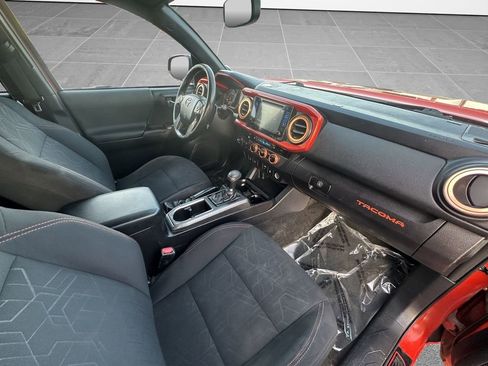 Used 2016 Toyota Tacoma TRD Sport image 19