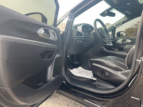 Used 2025 Chrysler Pacifica Limited image 9
