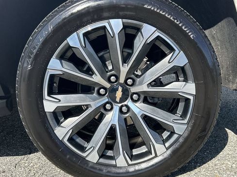 Used 2025 Chevrolet Tahoe High Country AWD/4WD image 11