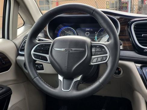 Used 2023 Chrysler Pacifica Limited FWD image 31