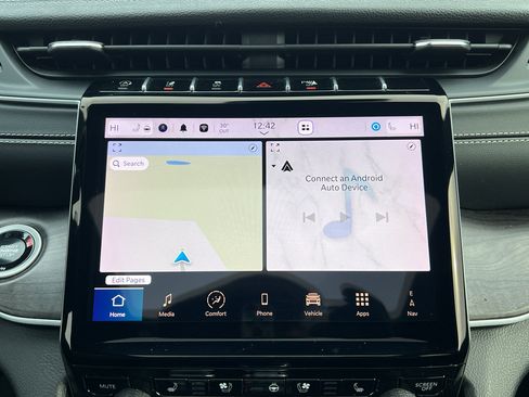 Used 2024 Jeep Grand Cherokee Limited w/ Luxury Tech Group II image 24