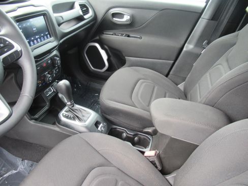 Used 2020 Jeep Renegade Latitude FWD image 16