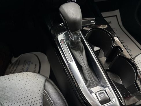 Used 2025 Chevrolet Trax LT w/ LT Convenience Package image 19