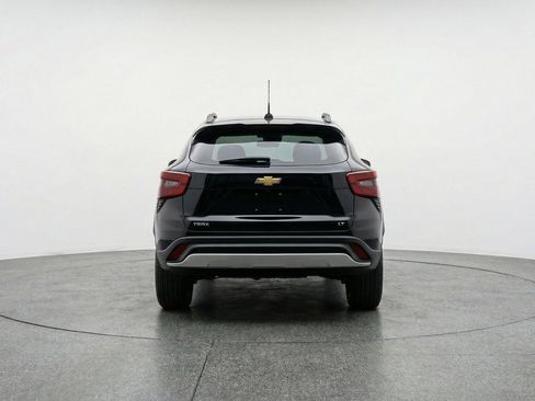 Used 2025 Chevrolet Trax LT FWD image 7