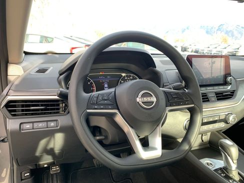 Used 2025 Nissan Altima 2.5 SV image 35