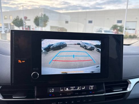 Used 2025 Toyota Sienna LE FWD image 29