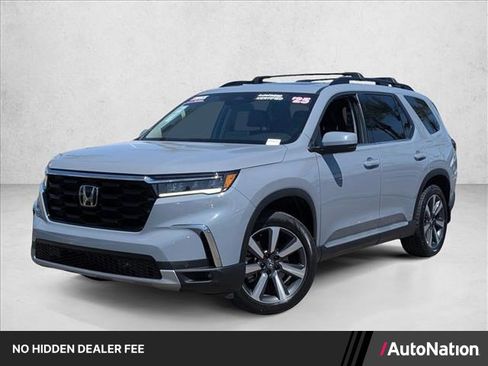 Used 2025 Honda Pilot Touring image 1