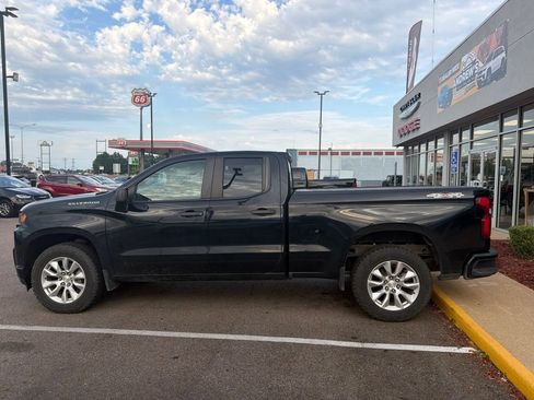 Used 2019 Chevrolet Silverado 1500 Custom w/ Custom Value Package AWD/4WD image 2