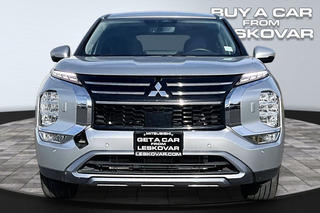 Used 2025 Mitsubishi Outlander SE AWD/4WD image 3