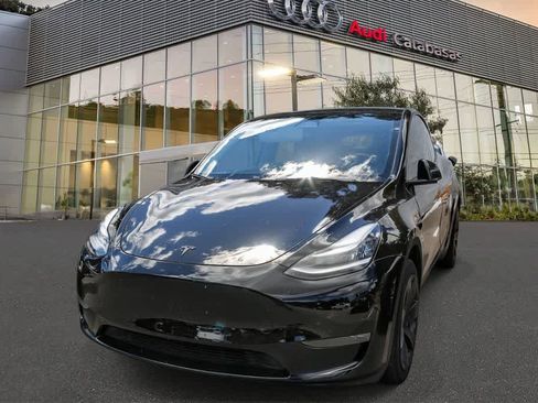 Used 2023 Tesla Model Y Long Range AWD/4WD image 1
