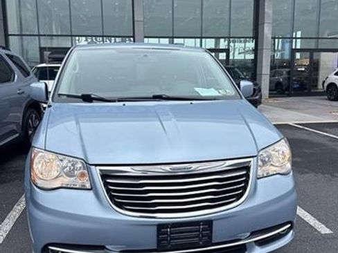 Used 2016 Chrysler Town & Country Touring w/ Driver Convenience Group image 1