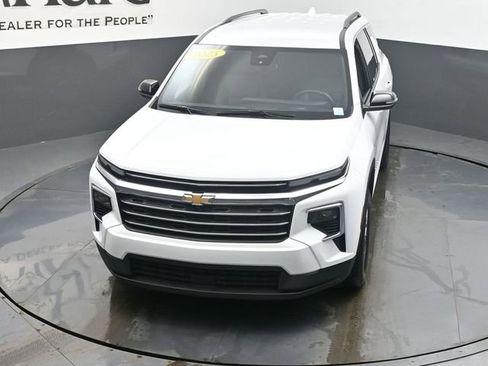 Used 2025 Chevrolet Traverse LT image 47