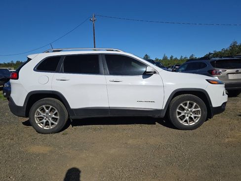 Used 2018 Jeep Cherokee Latitude Plus w/ Comfort/Convenience Group AWD/4WD image 4