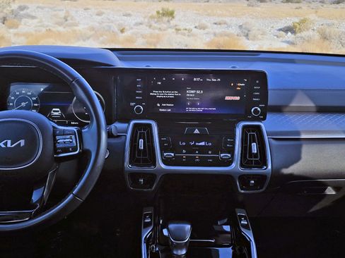 Used 2023 Kia Sorento SX image 9