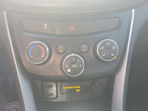 Used 2020 Chevrolet Trax LS FWD image 29