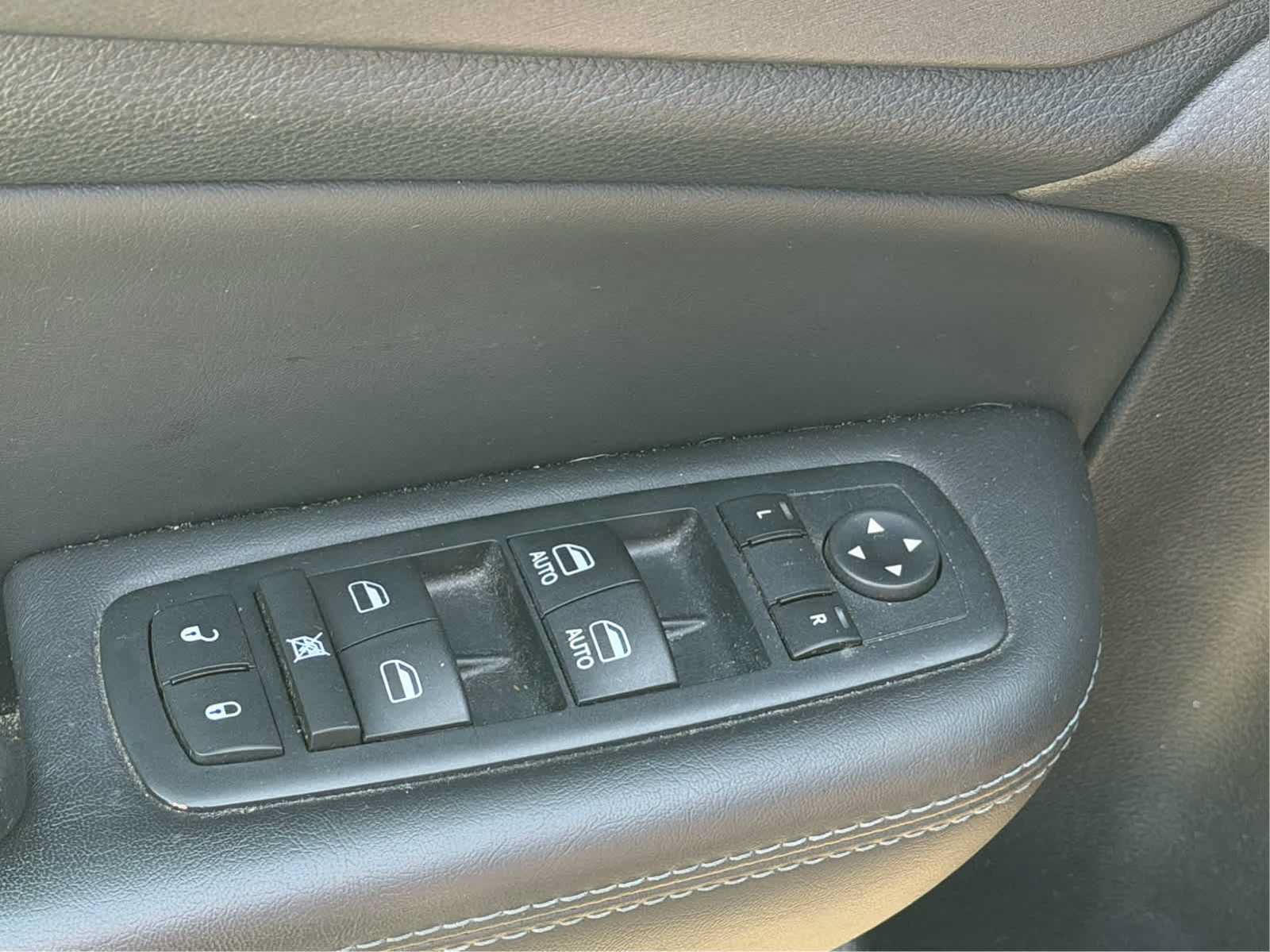 Used 2016 Chrysler 200 S w/ Comfort Group FWD image 8