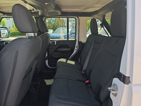 Used 2024 Jeep Wrangler Sahara AWD/4WD image 15