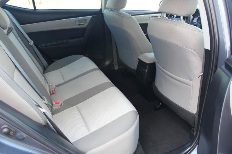 Used 2017 Toyota Corolla LE w/ Carpet Mat Package (TMS) FWD image 17