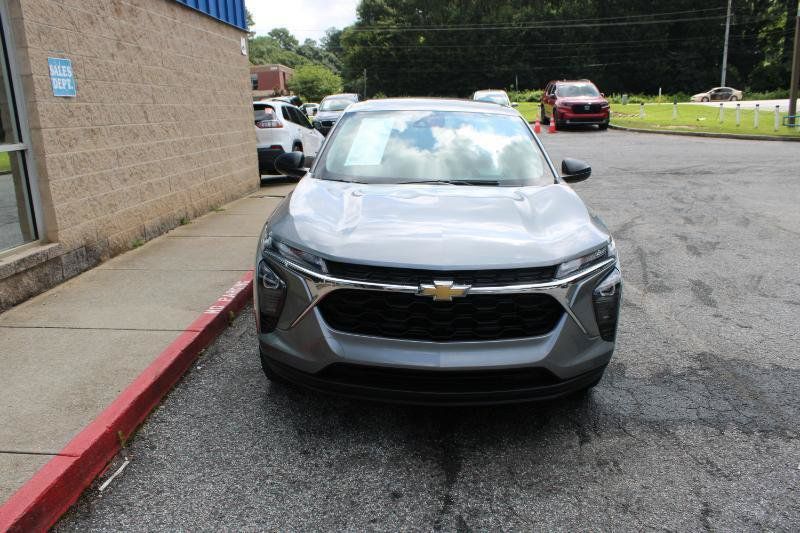 Used 2024 Chevrolet Trax LS FWD image 2