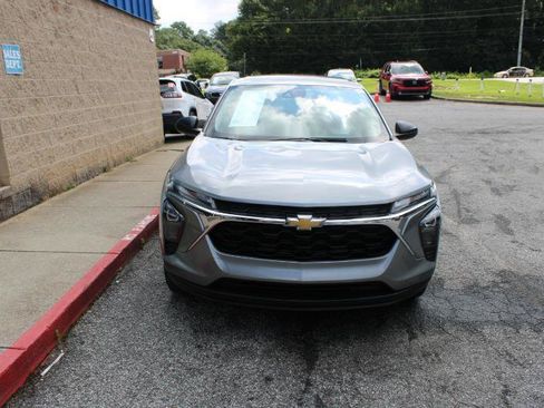Used 2024 Chevrolet Trax LS FWD image 2